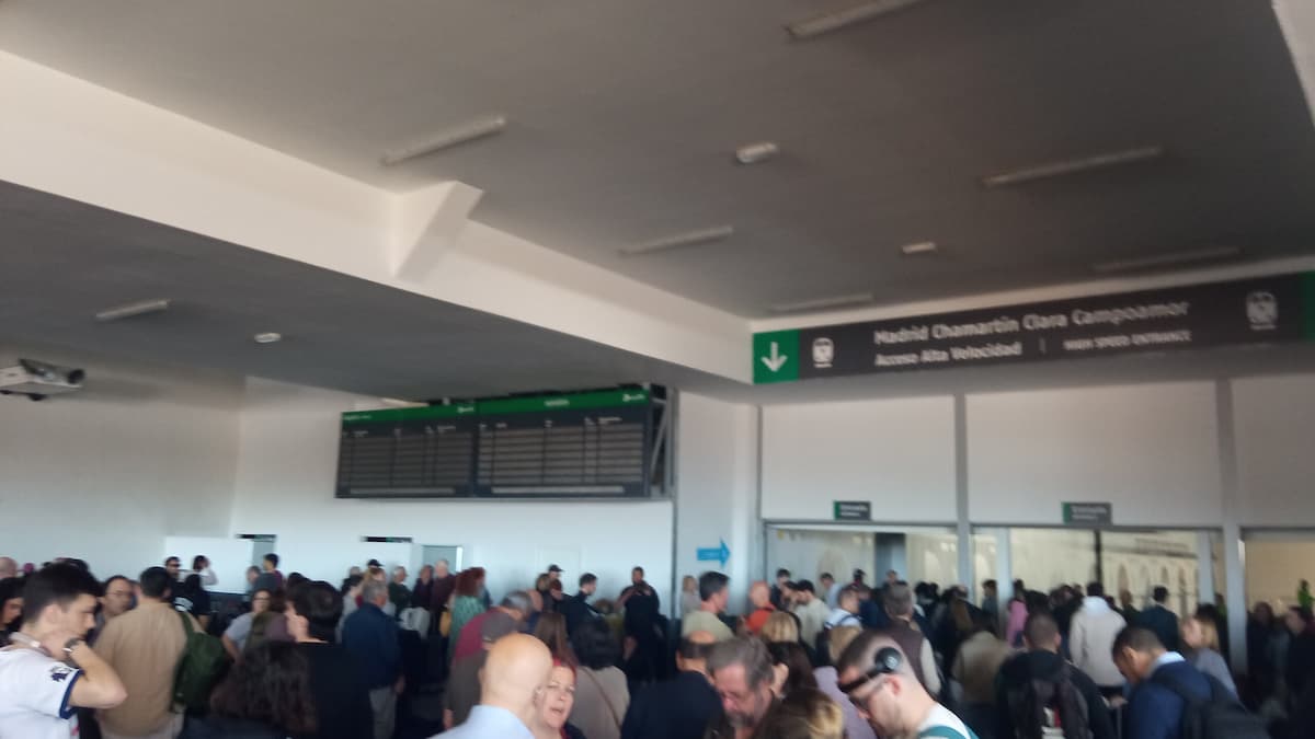 Passengers waiting at Madrid's railway station during the blackout. (Image: Wikimedia Commons)